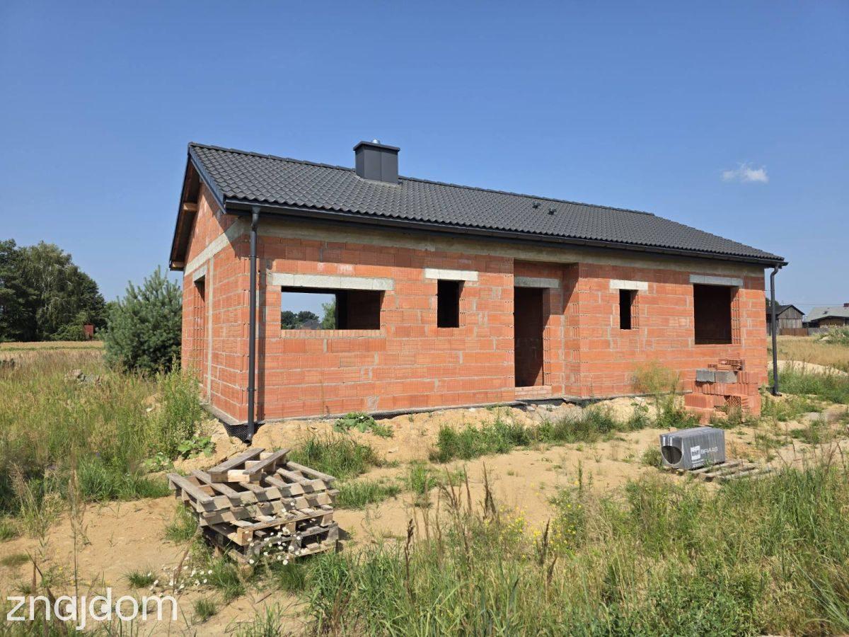 Dom w pięknej, zielonej okolicy