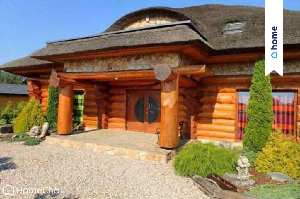 Dom z bali modrzewia syberyjskiego ze strzechą