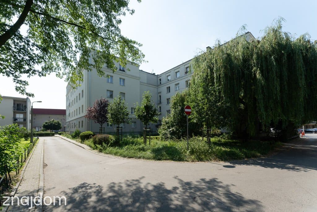 PRZESTRONNA KAWALERKA | PLAC TARGOWY
