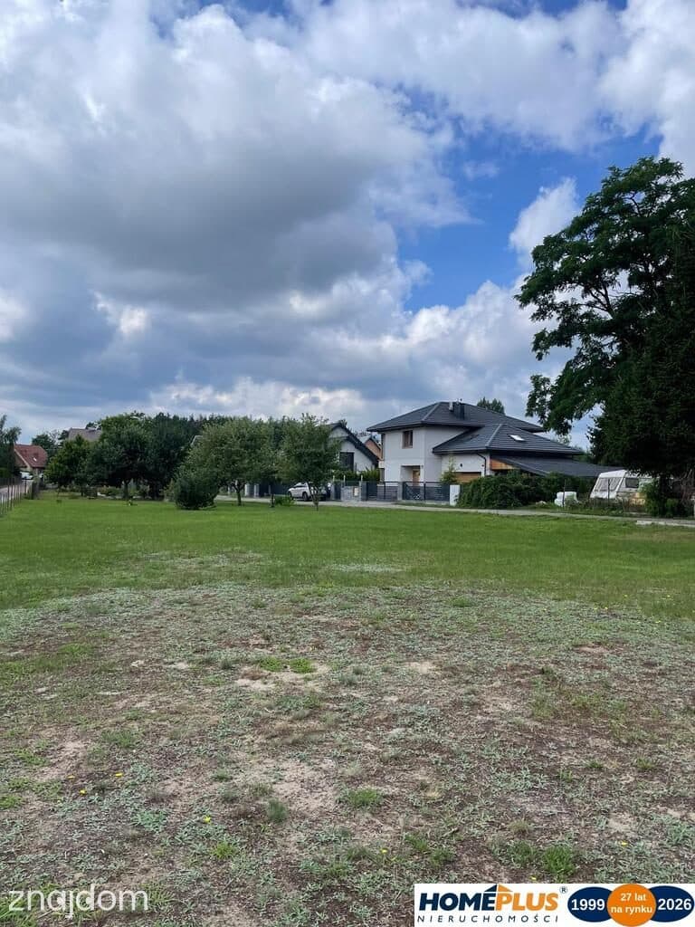 Działka 738 m², zabudowa mieszkaniowa + usługi.