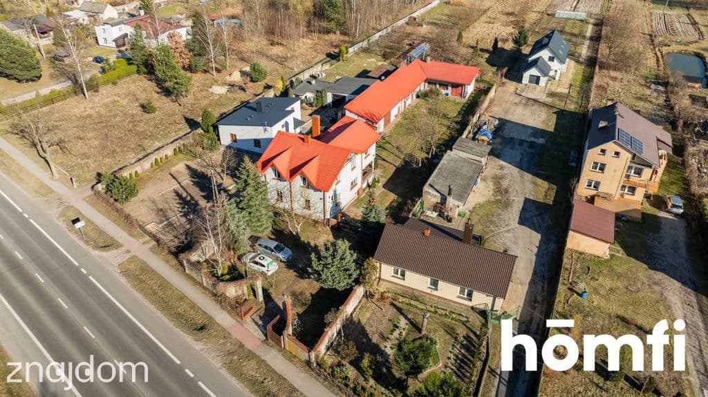 Gospodarstwo z dużym domem i uroczym terenem - zdjęcie 3