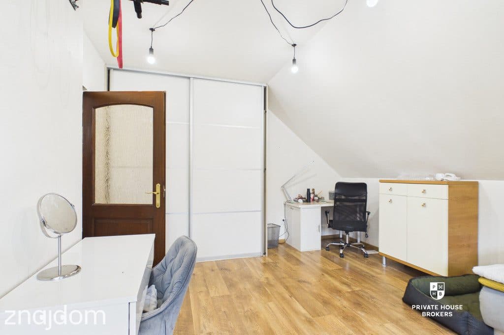 Dom z dwoma niezależnymi mieszkaniami i garażem - zdjęcie 10