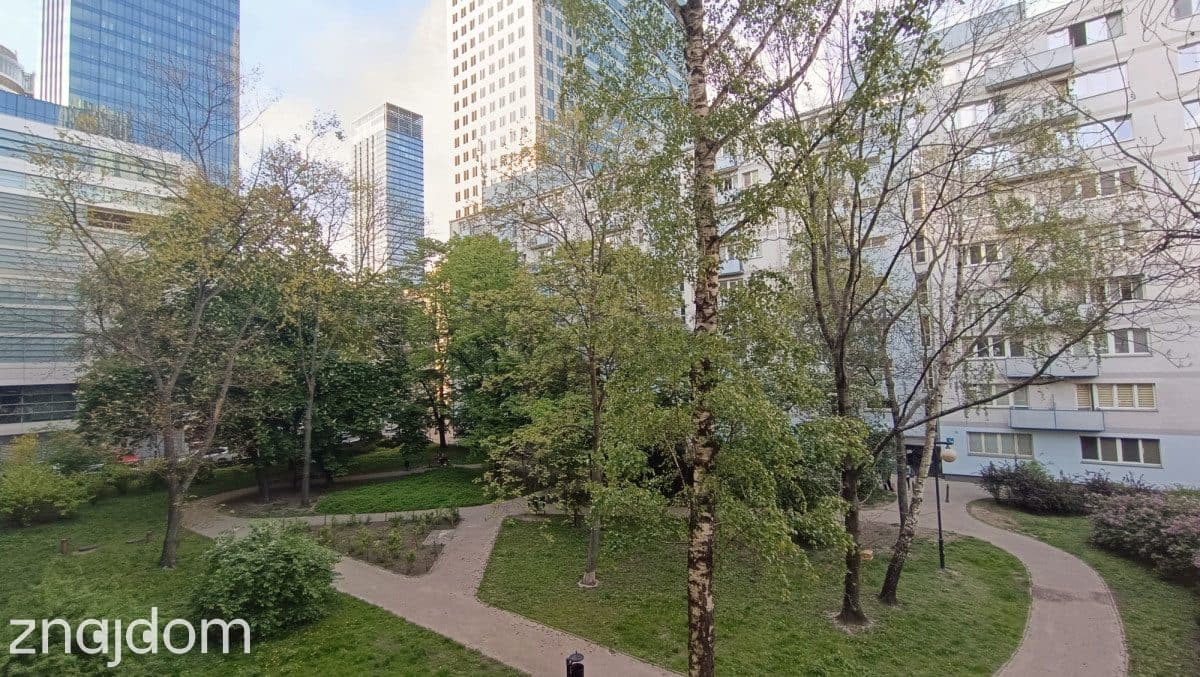 Dwie strefy użytkowe w mieszkaniu przy Metro ONZ - zdjęcie 9