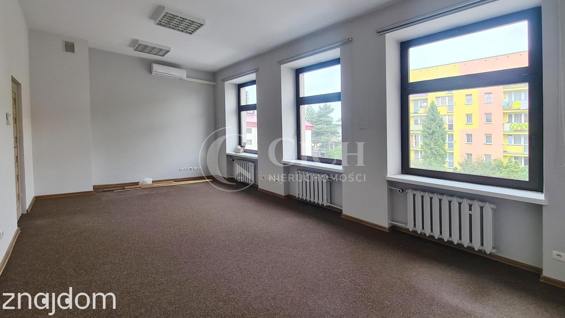 Lokal użytkowy na parterze z przeszkleniami do wynajęcia – Tarnów.