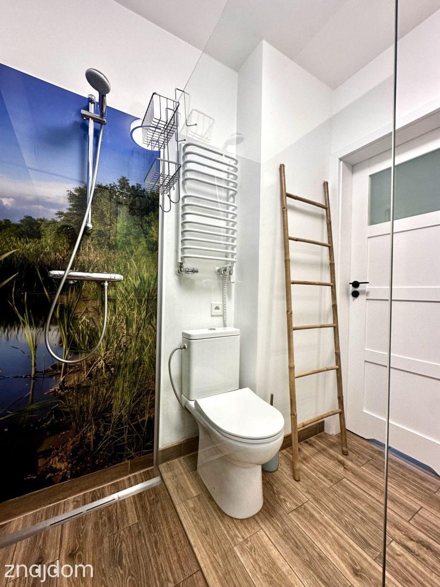 Całoroczny dom z sauna i jacuzzi wśród zieleni - zdjęcie 11