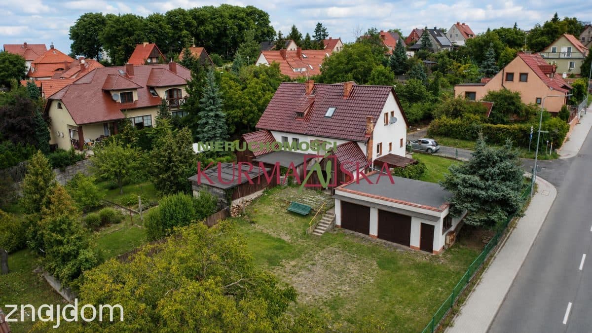 Dom bliźniak z budynkiem stacji diagnostyki aut