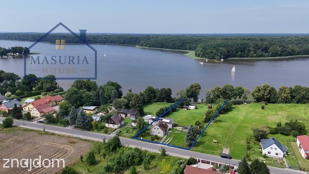 Zabudowana działka z linią brzegową Jezioraka