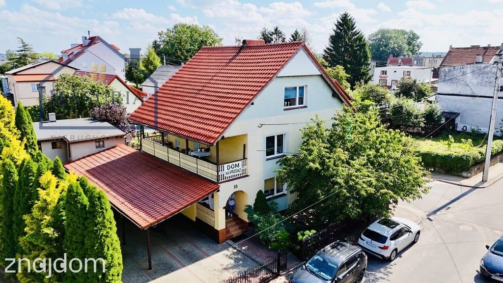 Dom 7 pokoi z dużym salonem i zadbanym wnętrzem