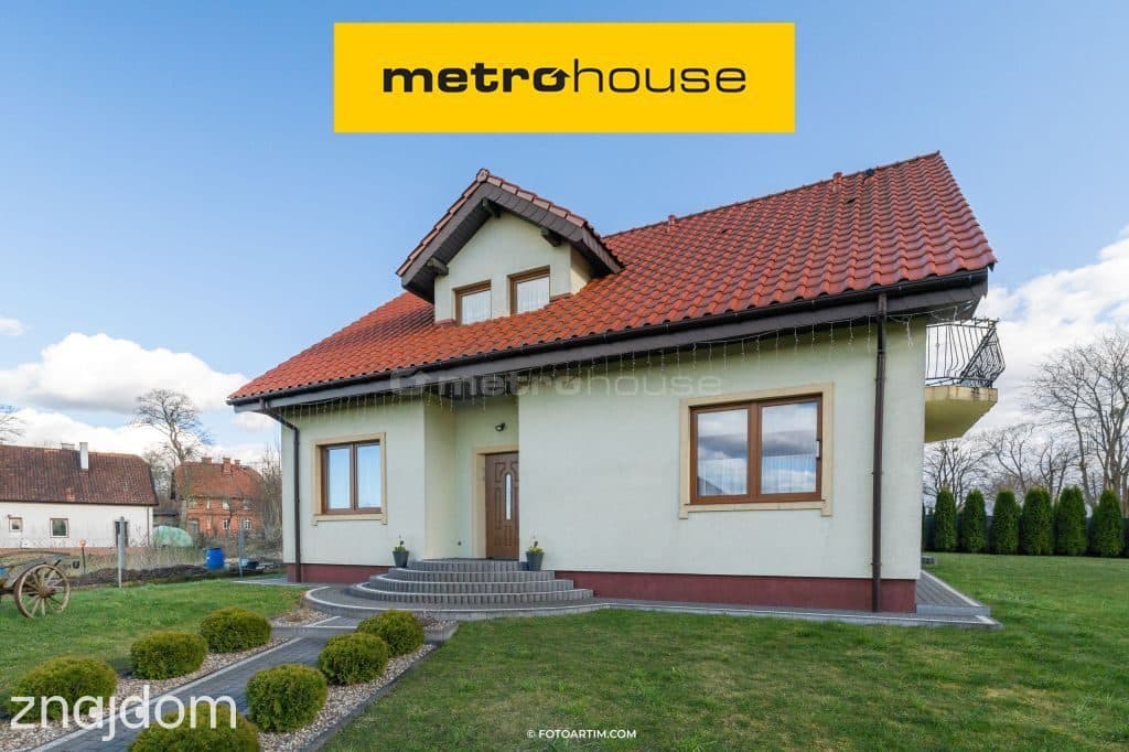 Komfortowy dom położony na obrzeżach miasta.