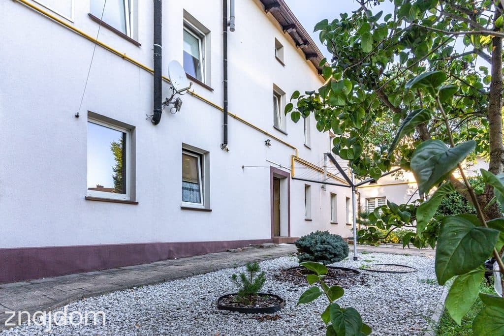Zamieszkaj w centrum, 2 garaże i podwórko - zdjęcie 13