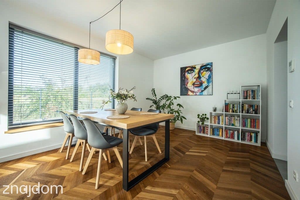 Funkcjonalny dom wolnostojący pośród zieleni - zdjęcie 9