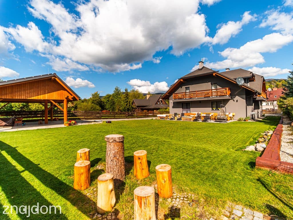 WETLINA – FUNKCJONUJĄCY DOM GOŚCINNY Z 14 POKOJAMI W SERCU BIESZCZAD