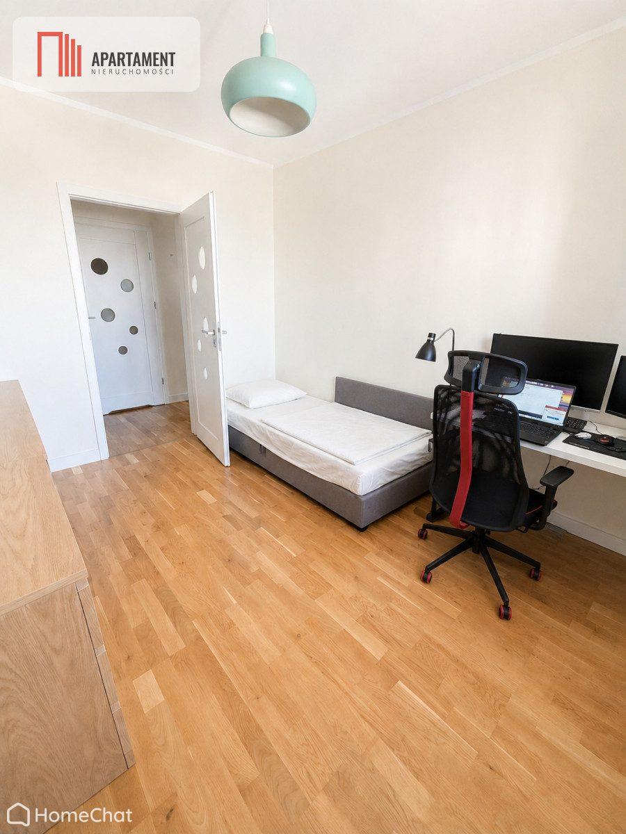 72m2, 3 pokoje, balkon, hala garażowa