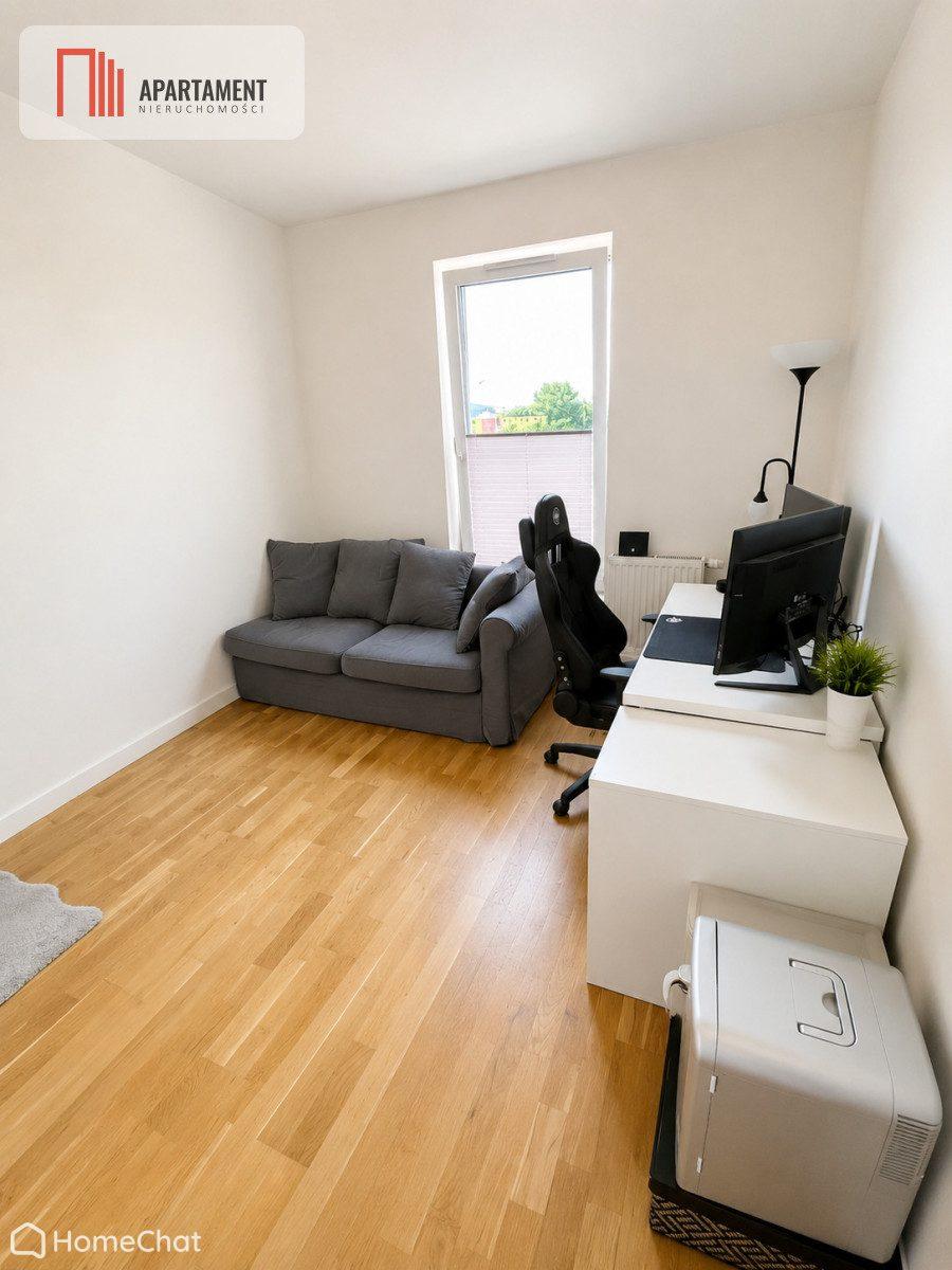 72m2, 3 pokoje, balkon, hala garażowa