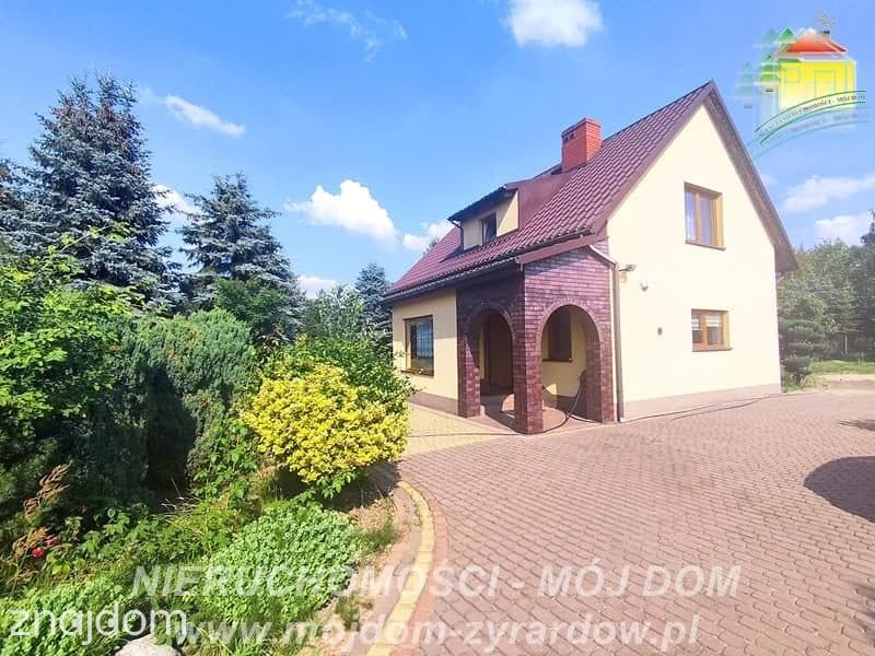 Piękny dom ze stawem, zagospodarowaną działką i drugim budynkiem.