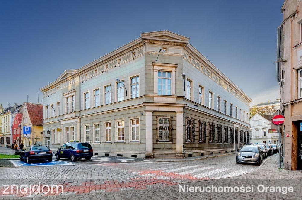 Budynek biurowy w centrum, z parkingiem