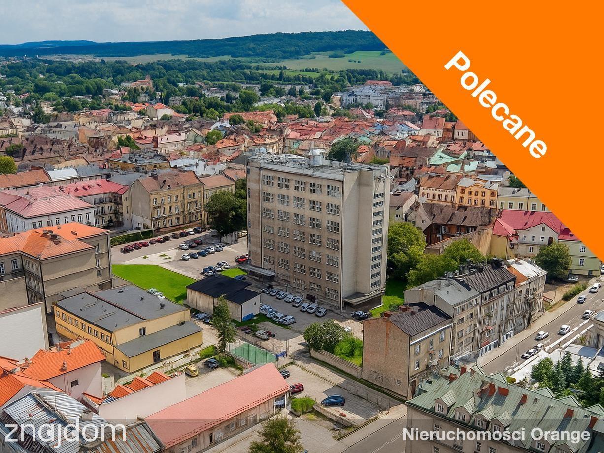 Duży budynek w centrum miasta, w pobliżu Rynku