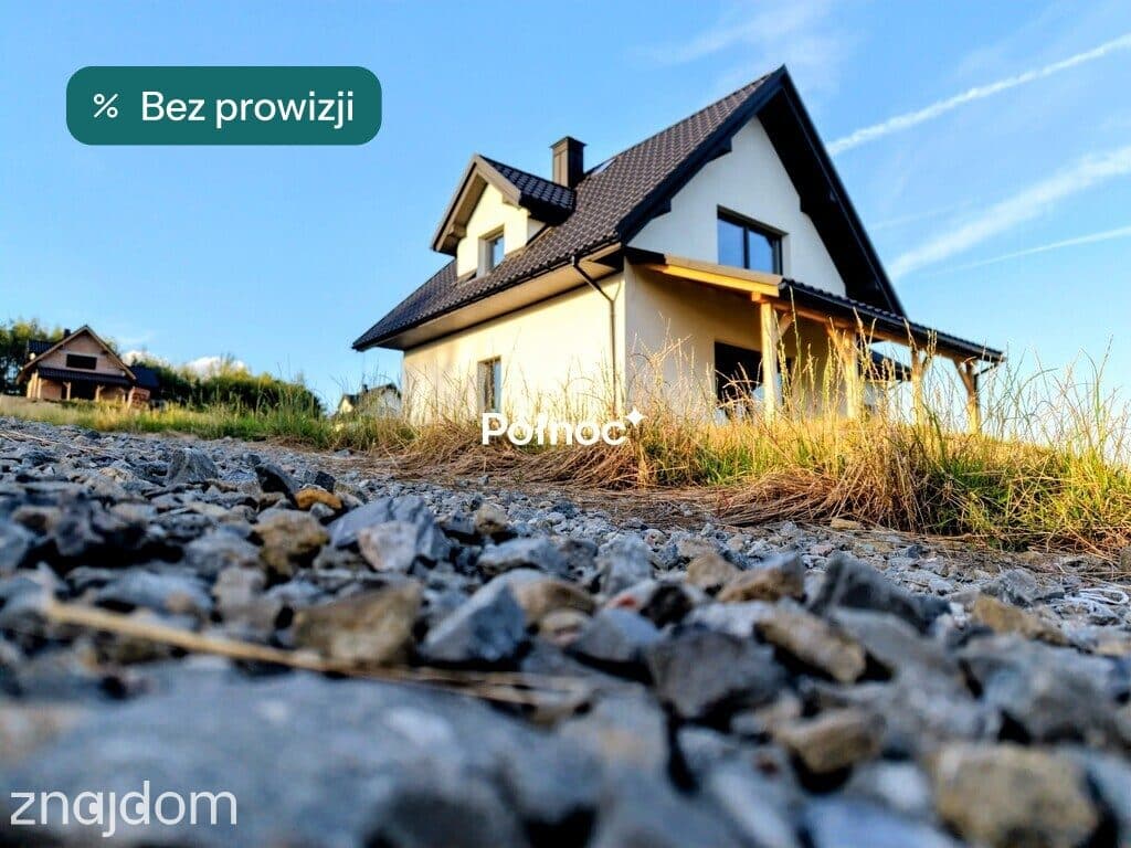 Dom z przestrzenią i panoramą gór