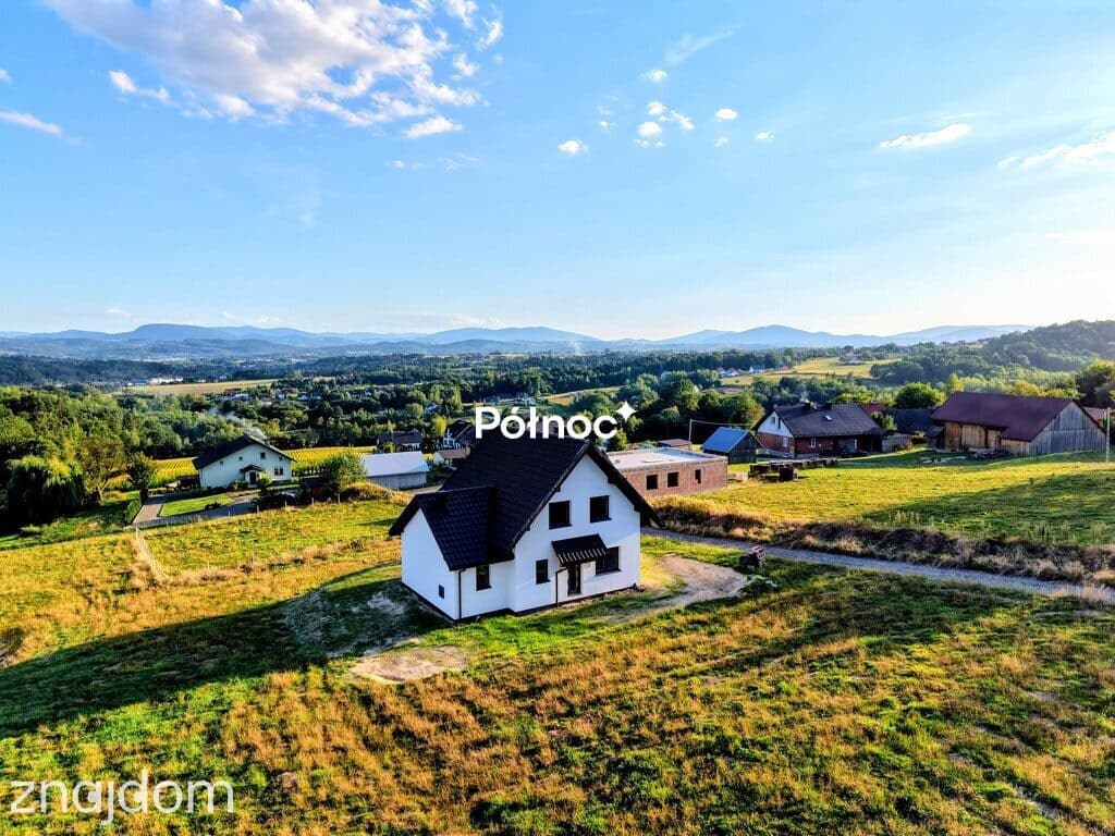 Dom z przestrzenią i panoramą gór - zdjęcie 15