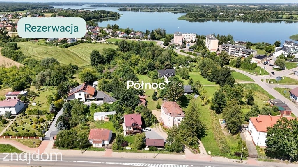Zabytkowa kamienica w Rajgrodzie nieopodal jeziora