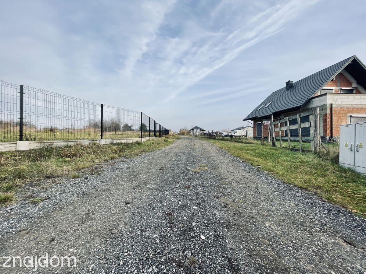 Prąd, woda, kanalizacja | Droga utwardzona - zdjęcie 12