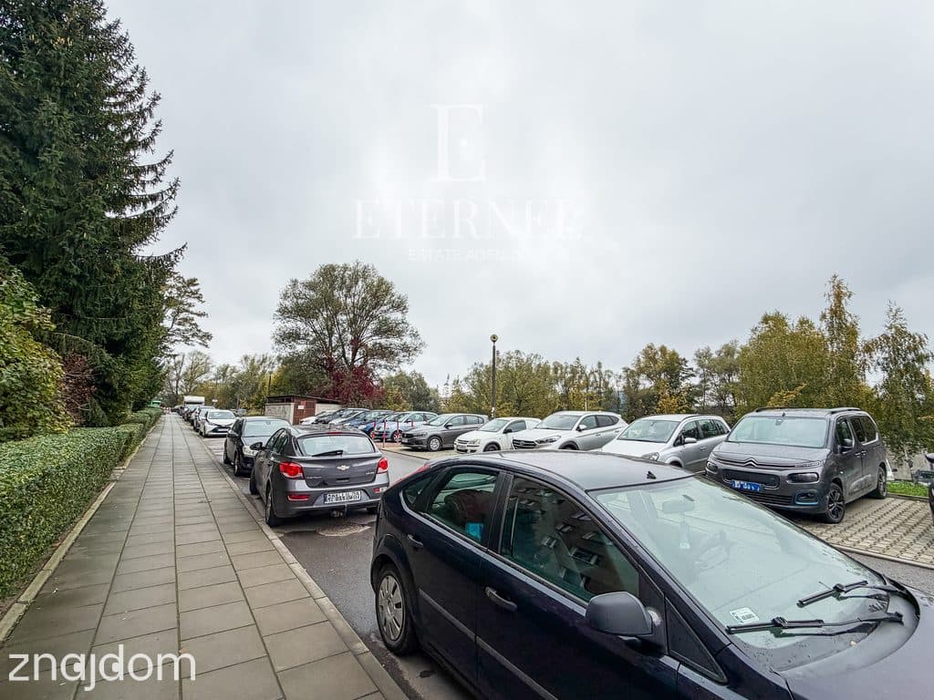 Mieszkanie 4-pokojowe z balkonem, piwnicą i 2-ma garażami - zdjęcie 19
