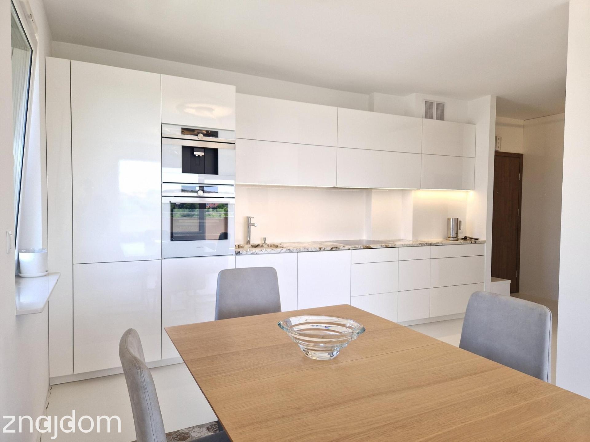 Luksusowy apartament zanużony w zieleni - zdjęcie 5
