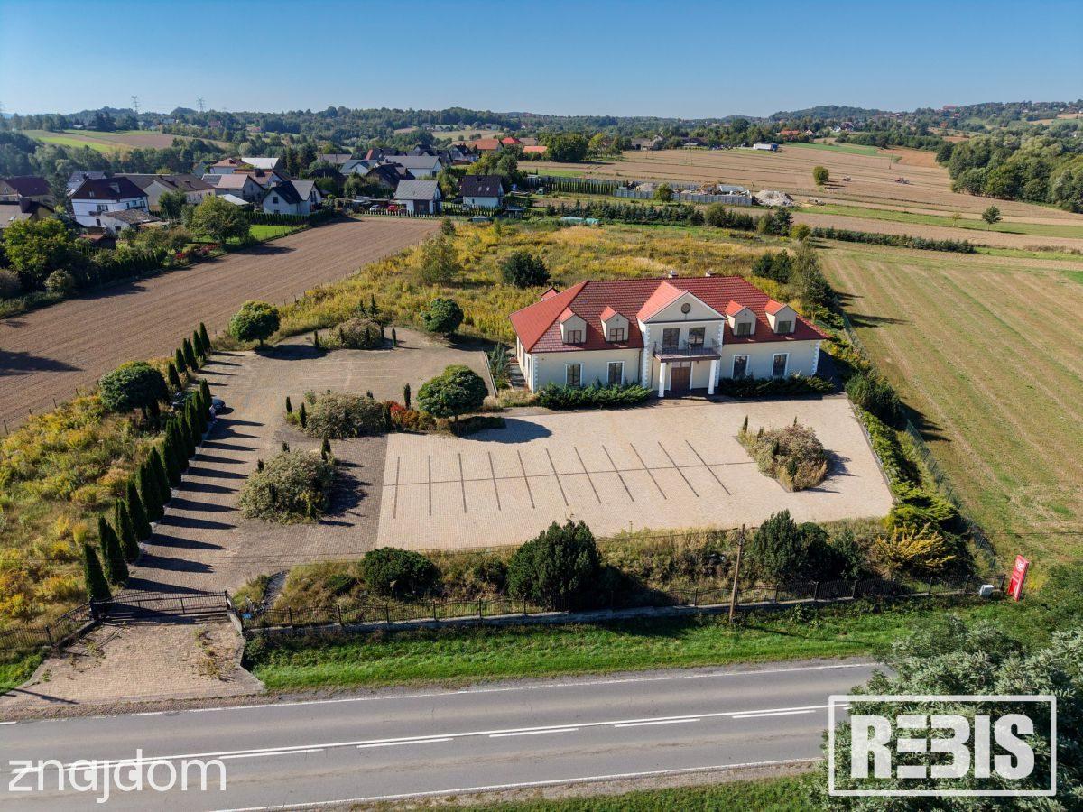 Nieruchomość komercyjna 1107 m², działka 1,1 ha