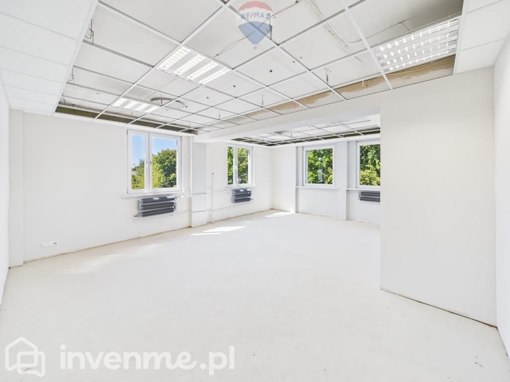 Biuro 42,7 m² z windą i parkingiem – Rybnik