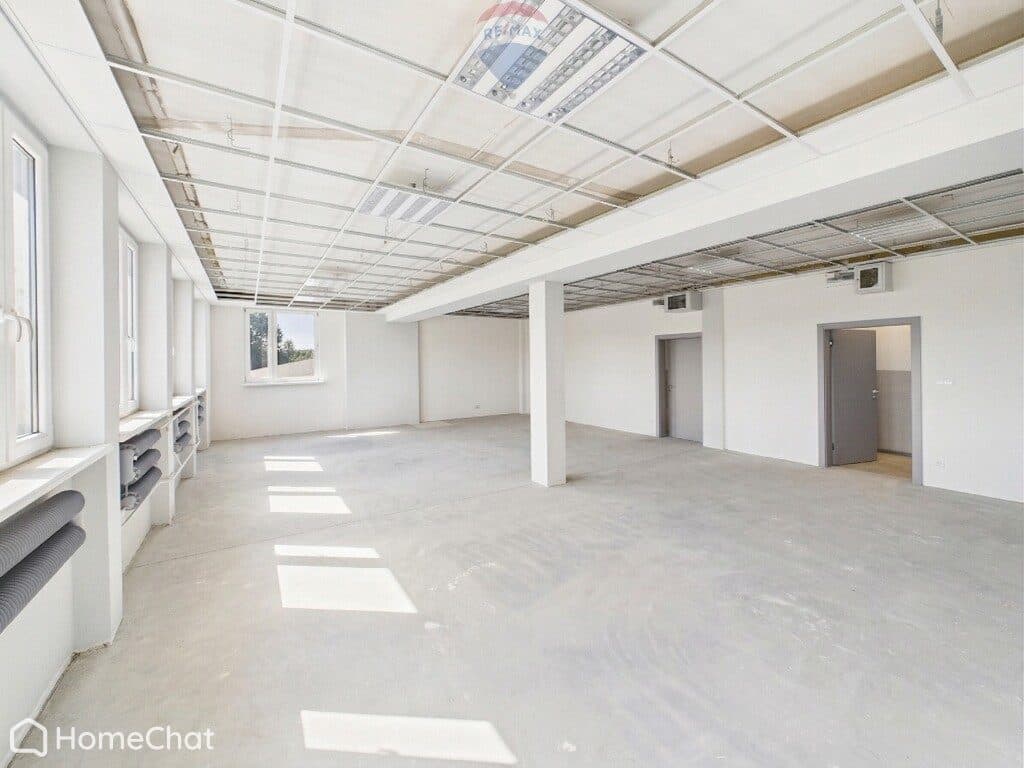 Biuro 85,3 m² z windą i parkingiem – Rybnik