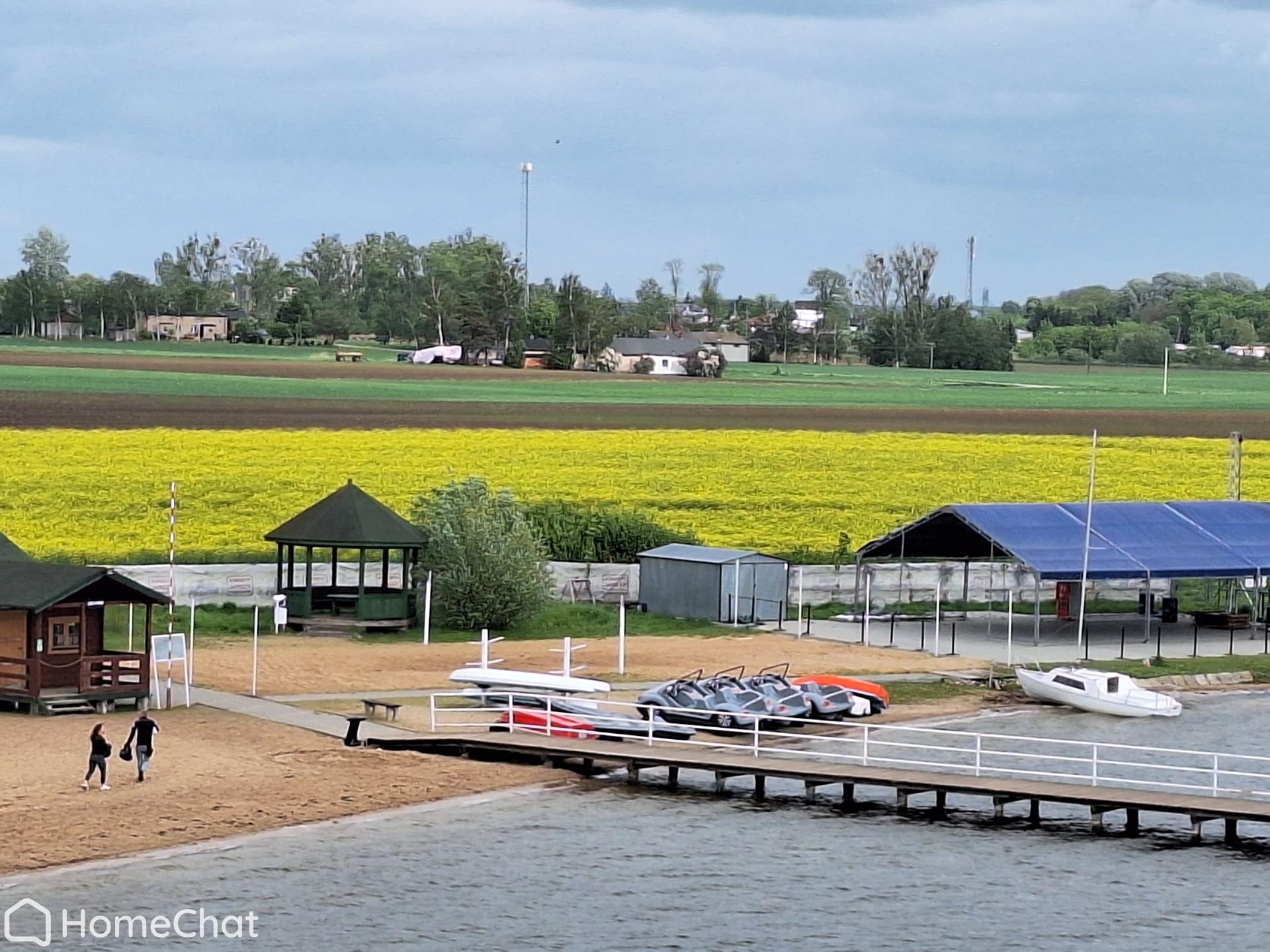 Działka 3823 m² z linią brzegową oraz stawem.