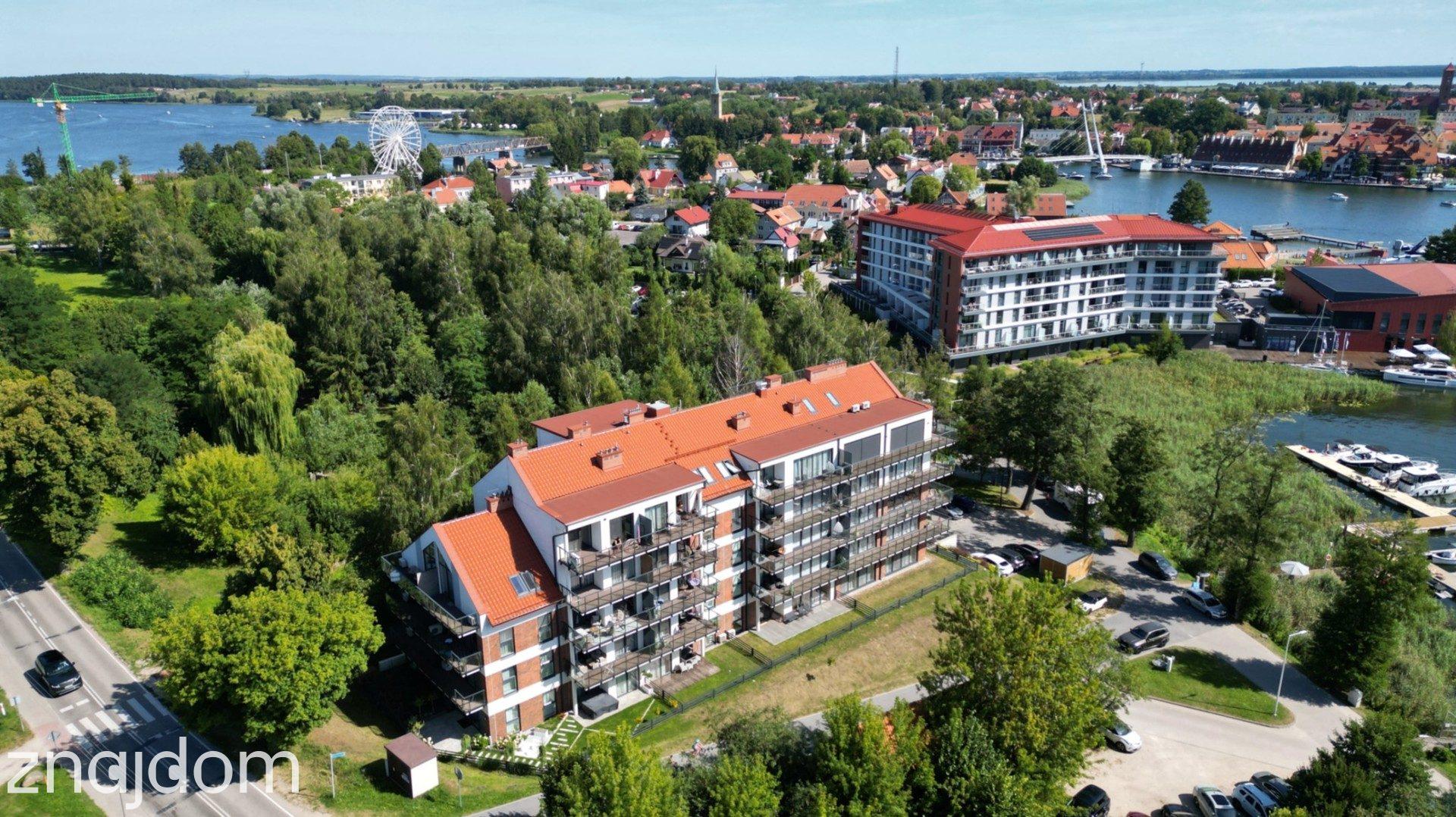 Apartament w Mikołajkach – miejsce postojowe w cenie