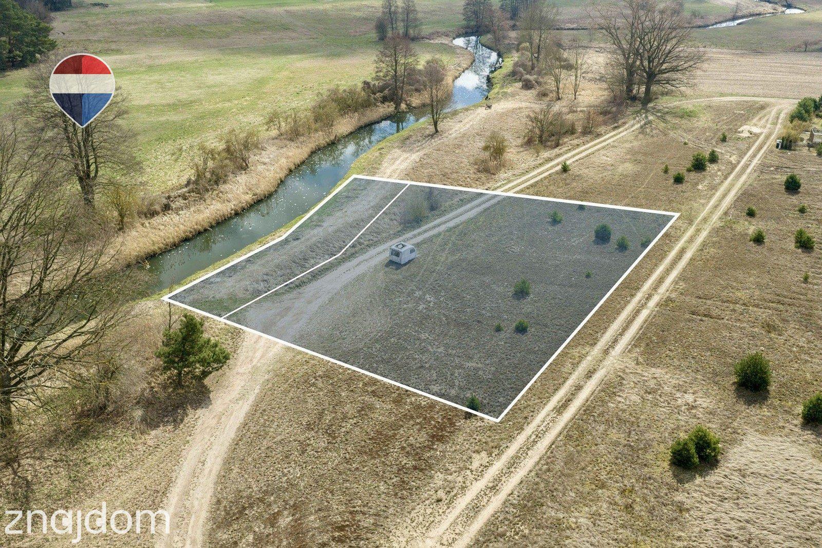 Działka z linią brzegową i zabudową rekreacyjną