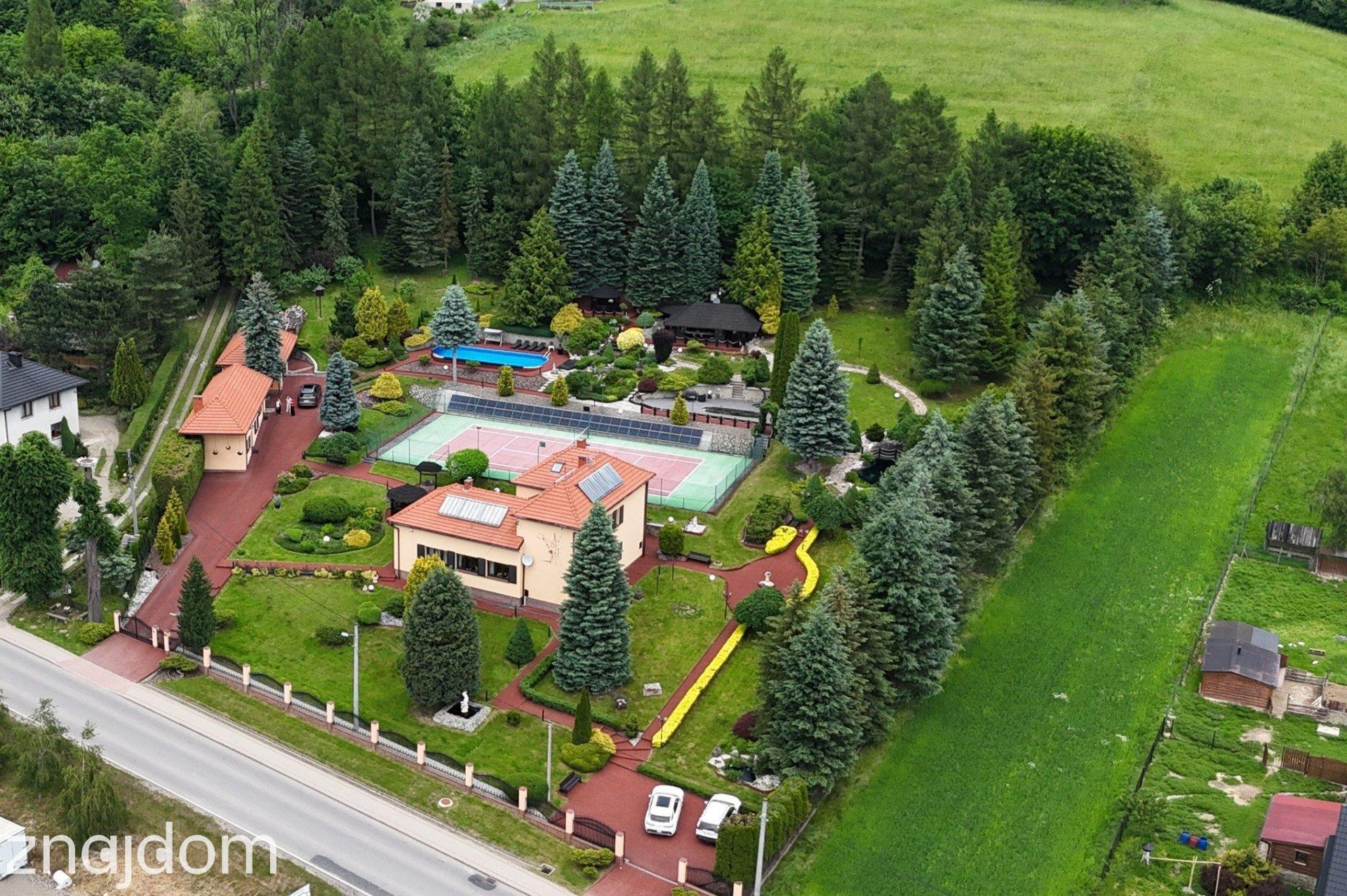 Dom-Willa z basenem i kortem tenisowym w górach - zdjęcie 5