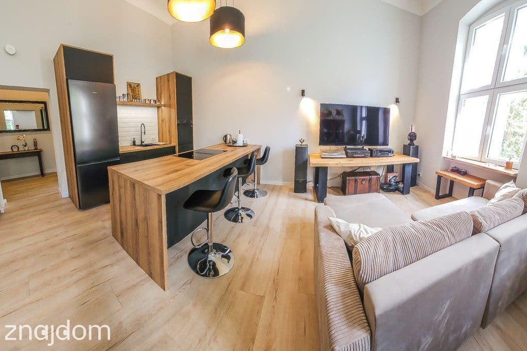 Pałacowe 70 m² z ogrodem i 87 m² piwnicą - zdjęcie 2