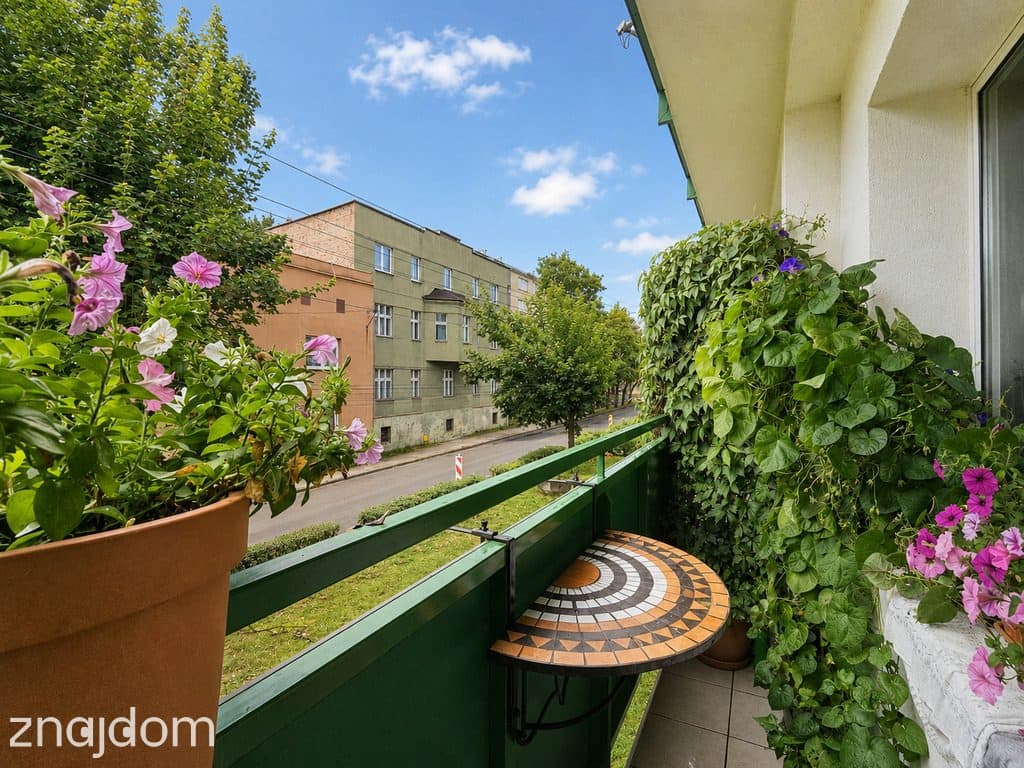 Pierwsze piętro z balkonem, w centrum !