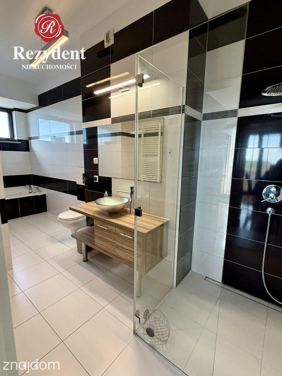 Przestronny apartament na obrzeżach centrum miasta - zdjęcie 11