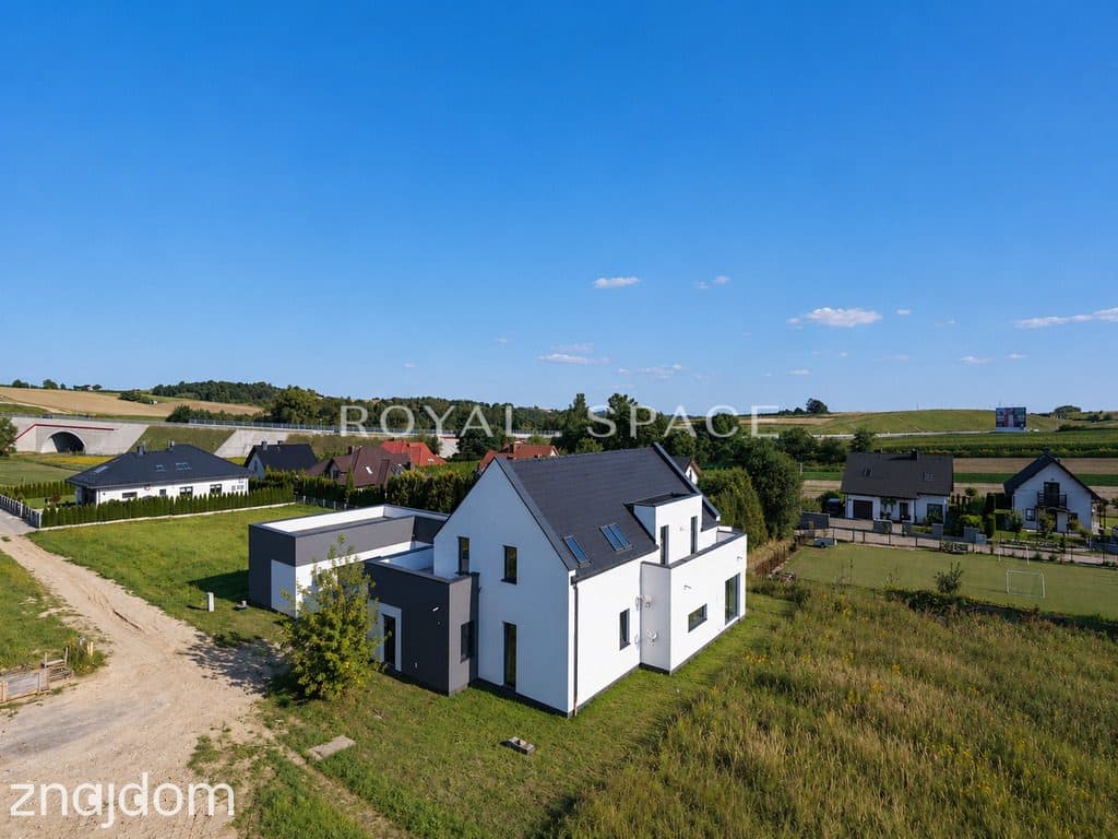 Rezydencja z basenem i 20-arową działką - zdjęcie 3