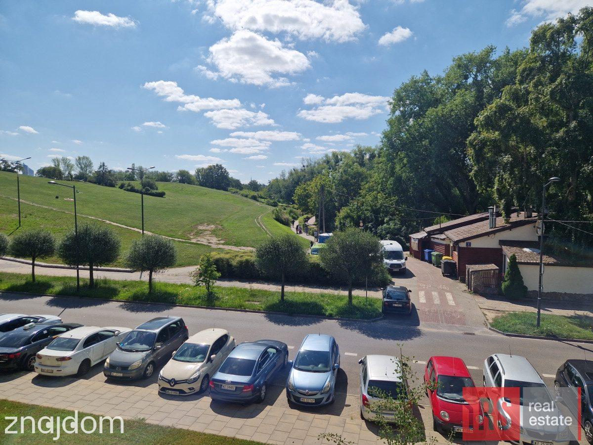 Dwa pokoje z widokiem na park Moczydło.