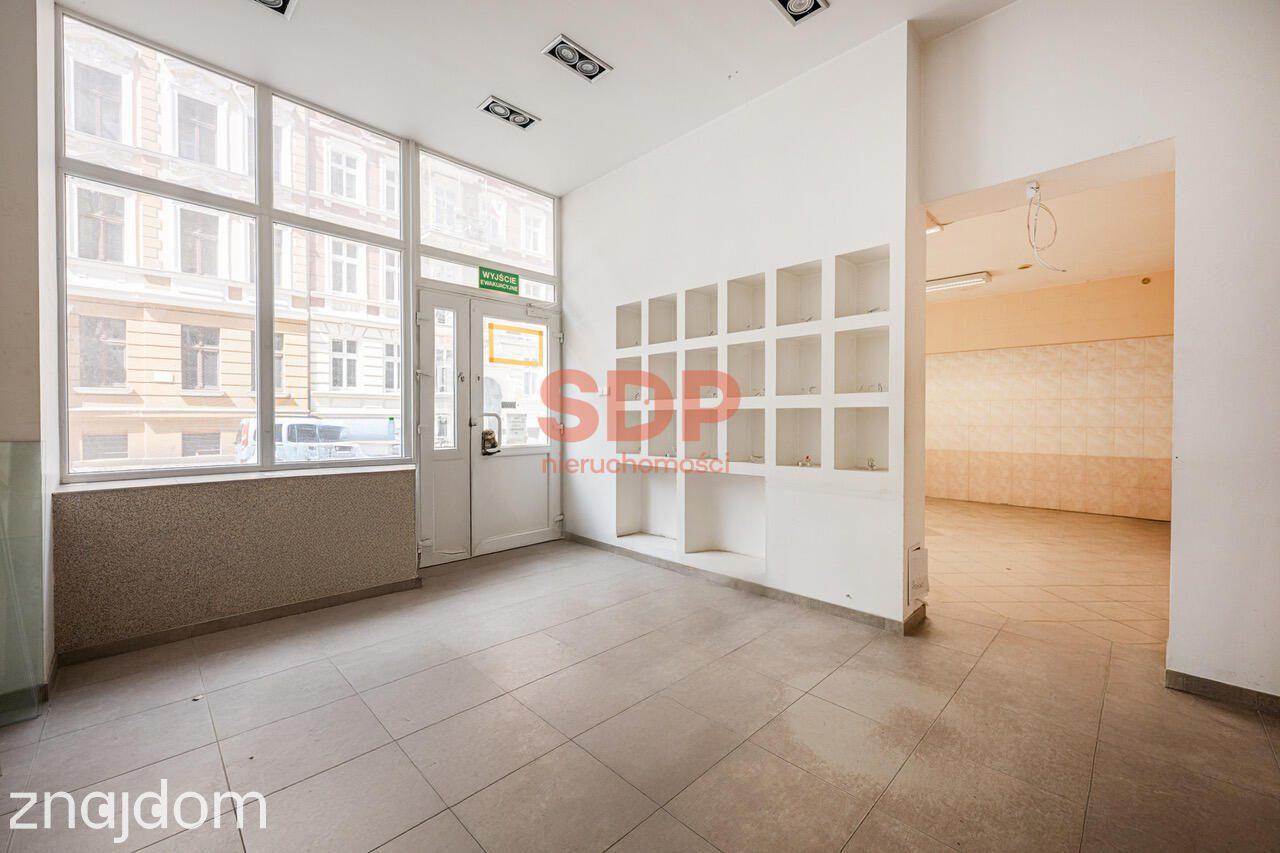 Przestronny lokal z dużą witryną