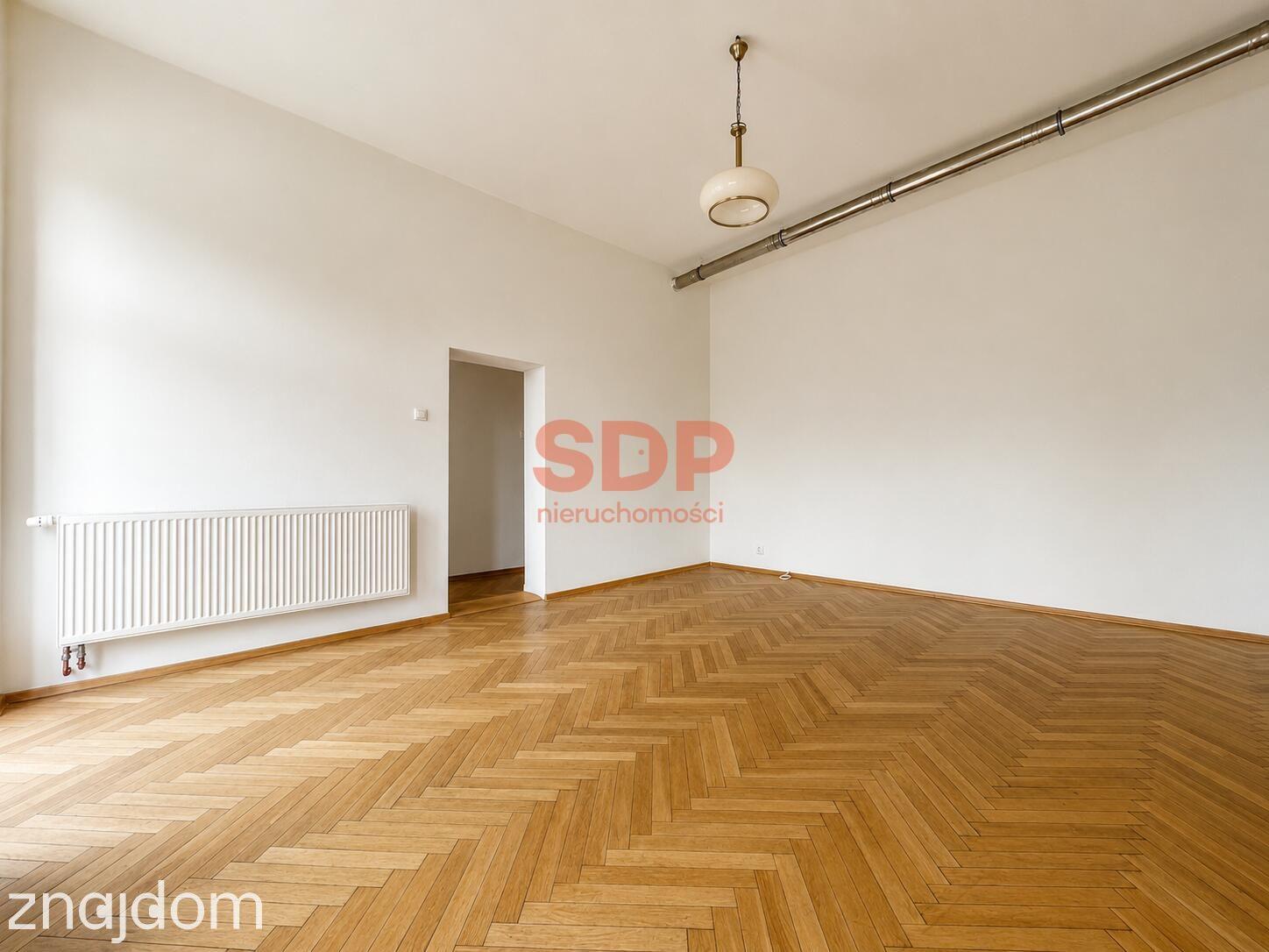 Duża kawalerka z balkonem w kamienicy - zdjęcie 2