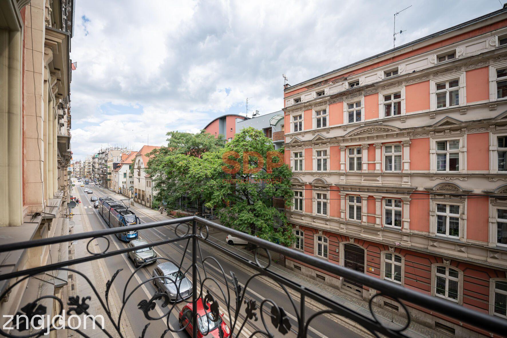 kawalerka z osobną kuchnią | piekna kamienica | balkon - zdjęcie 2