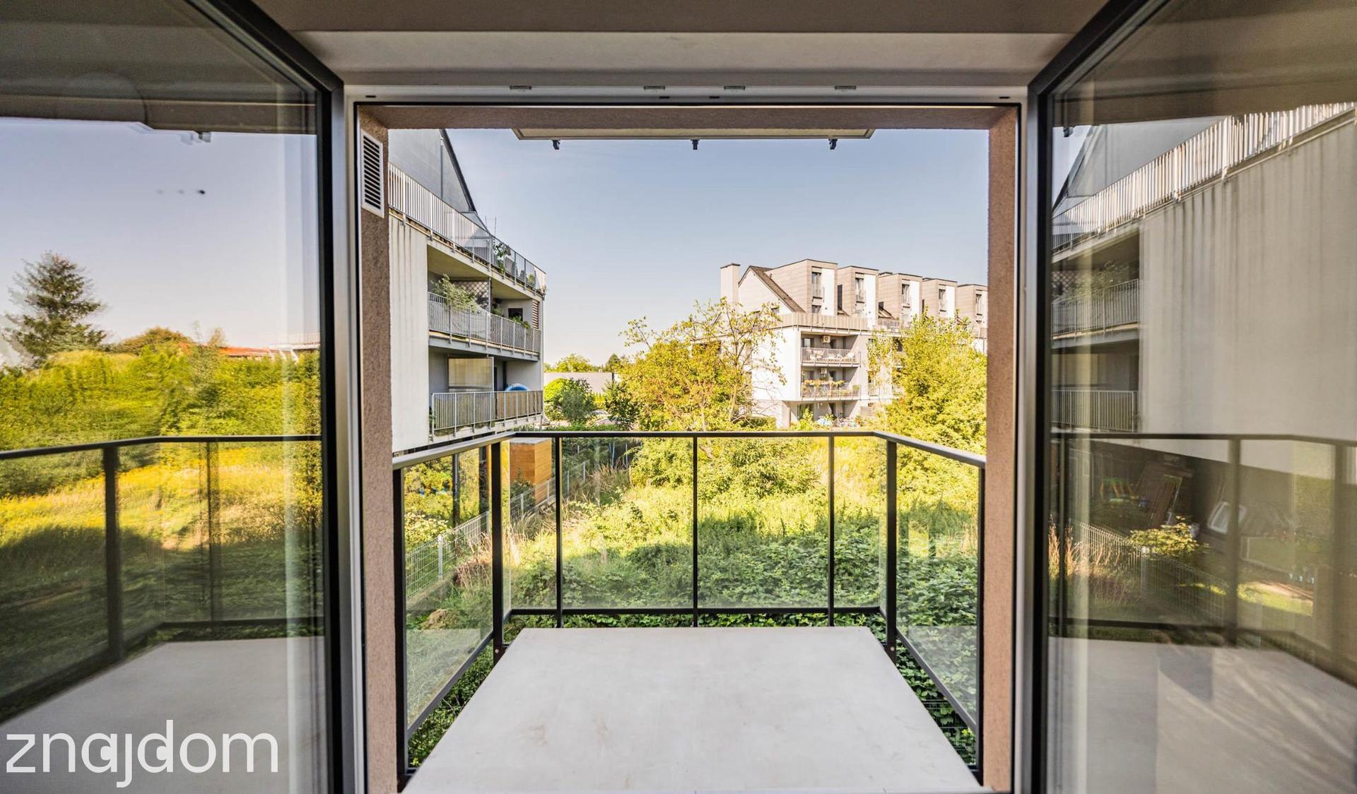 Duży salon o pow. 20,84m2, garaż i komórka, 2-balkony