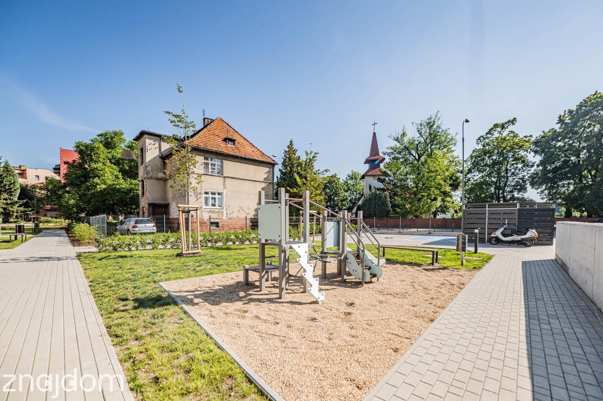 Duży salon o pow. 20,84m2, garaż i komórka, 2-balkony - zdjęcie 2