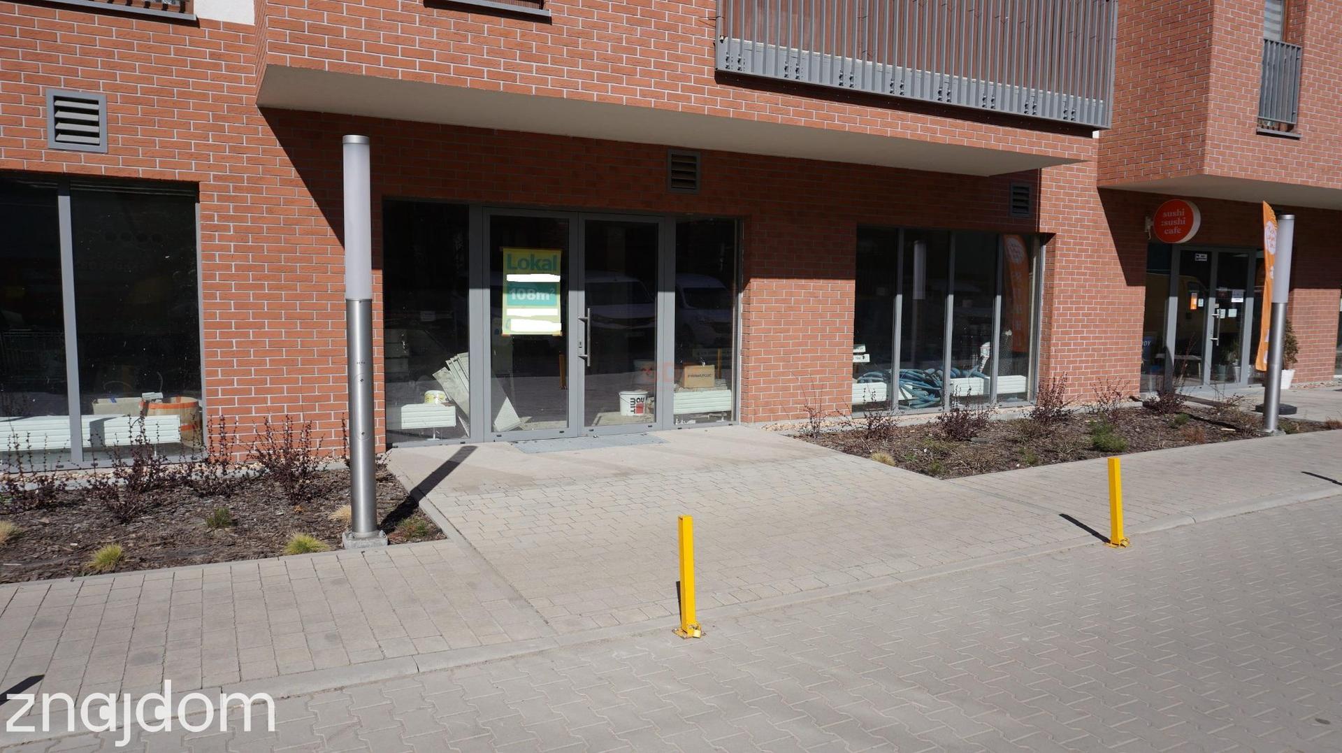 110 m2, witryna, wejście z ulicy; do wykończenia