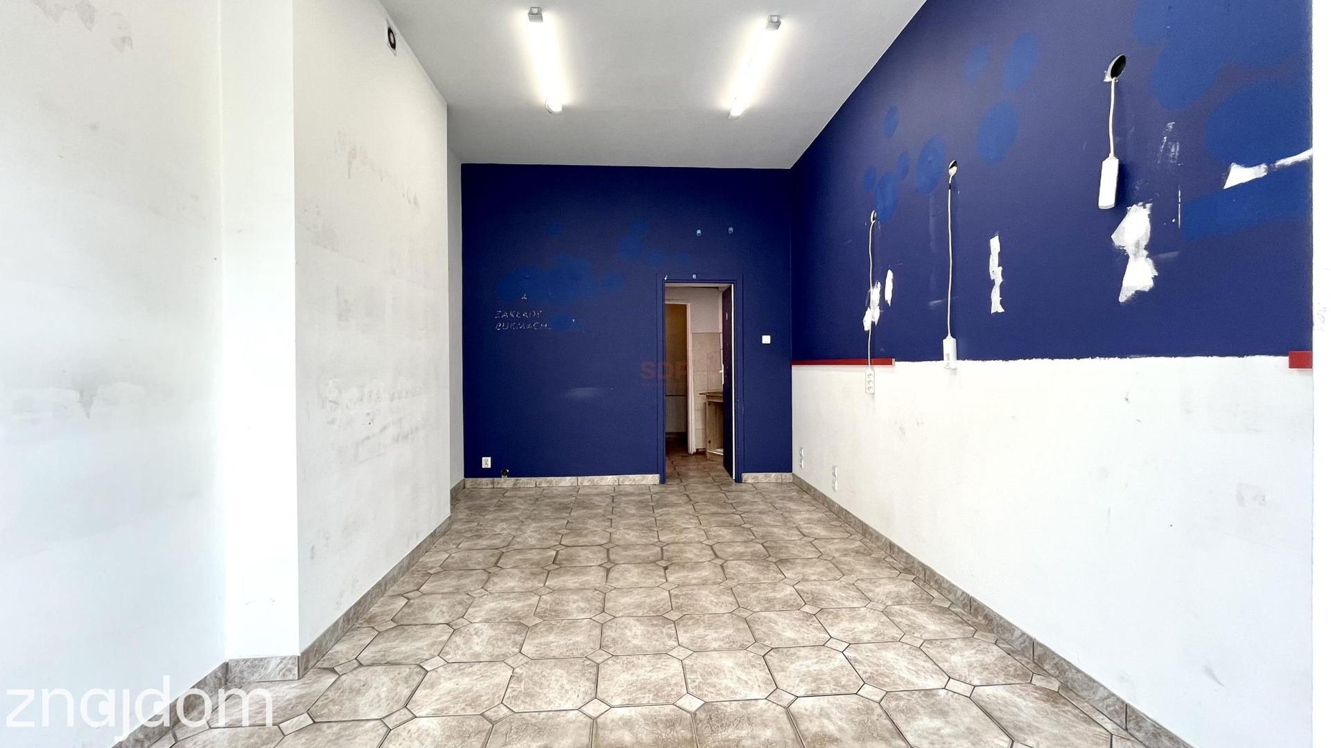 Lokal z witrynami przy ruchliwej ulicy. - zdjęcie 2