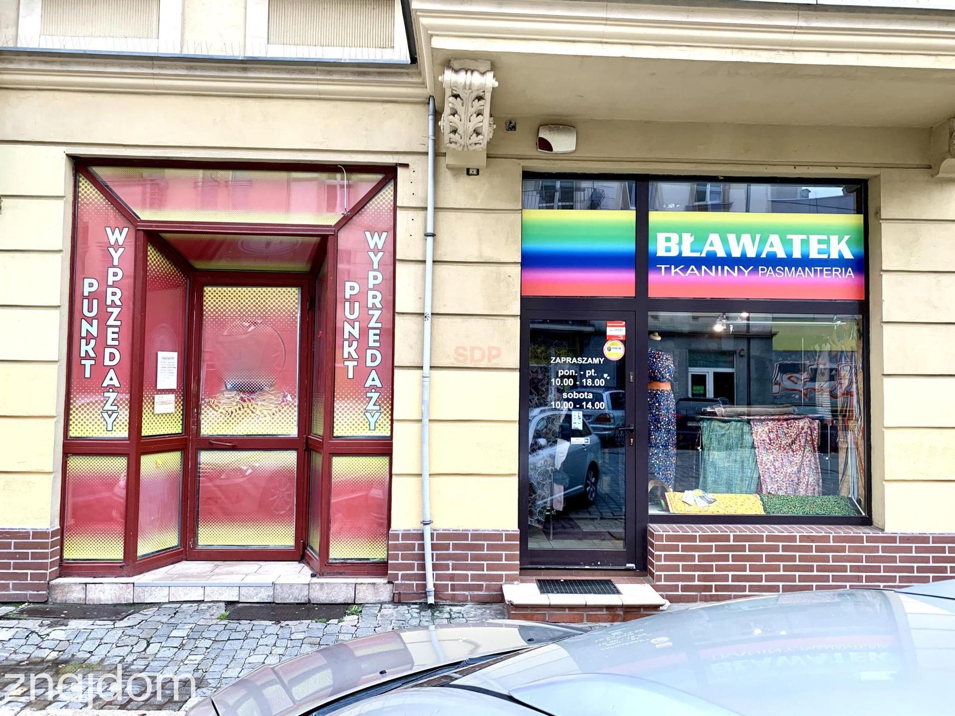 Lokal z witrynami przy ruchliwej ulicy. - zdjęcie 4