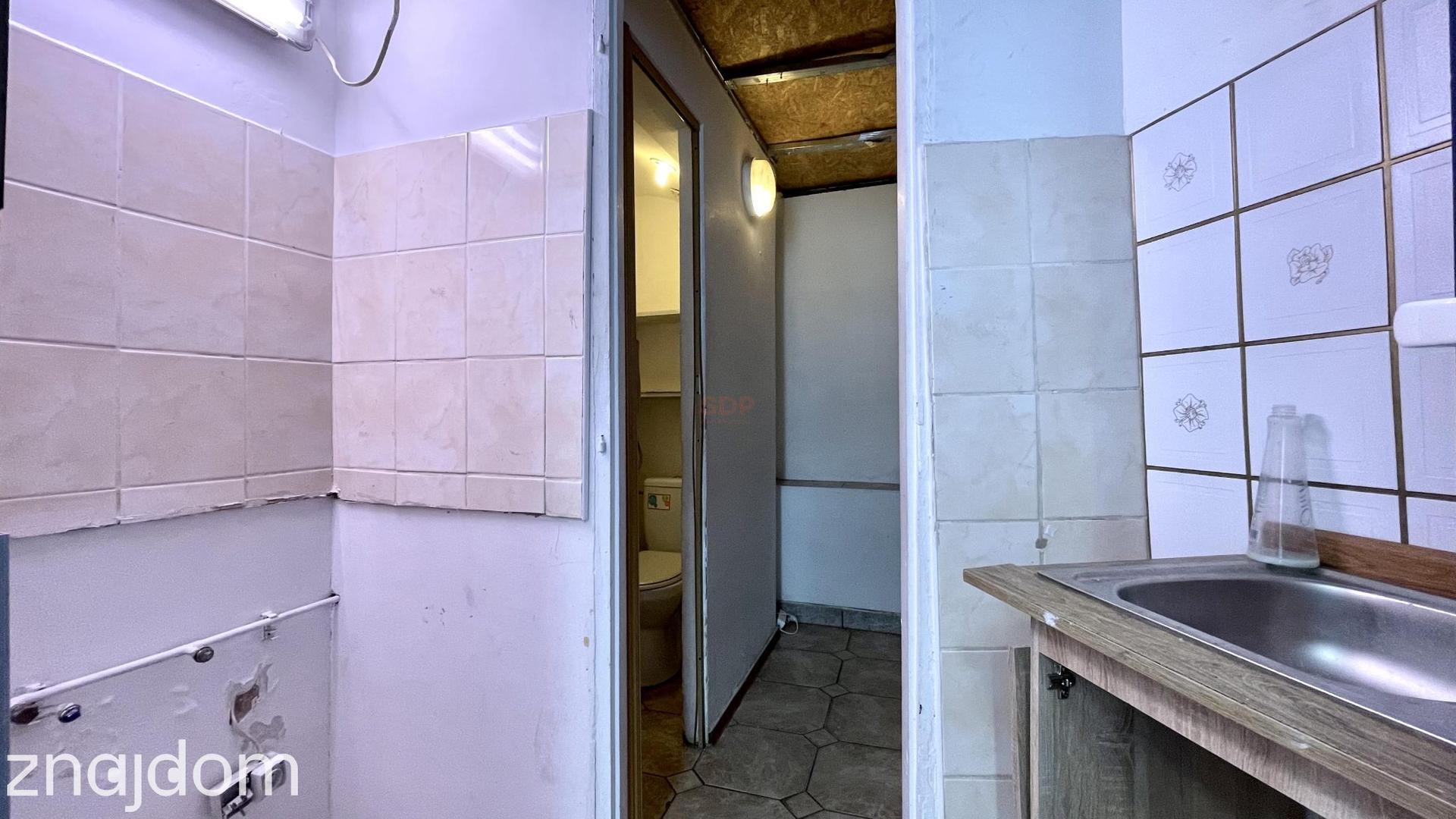 Lokal z witrynami przy ruchliwej ulicy. - zdjęcie 6