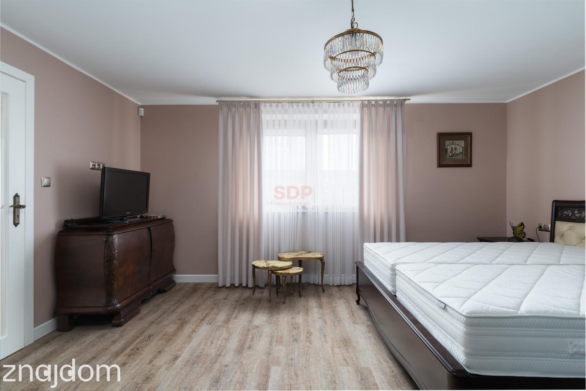 Piękny dom z ogromną przestrzenią - zdjęcie 11