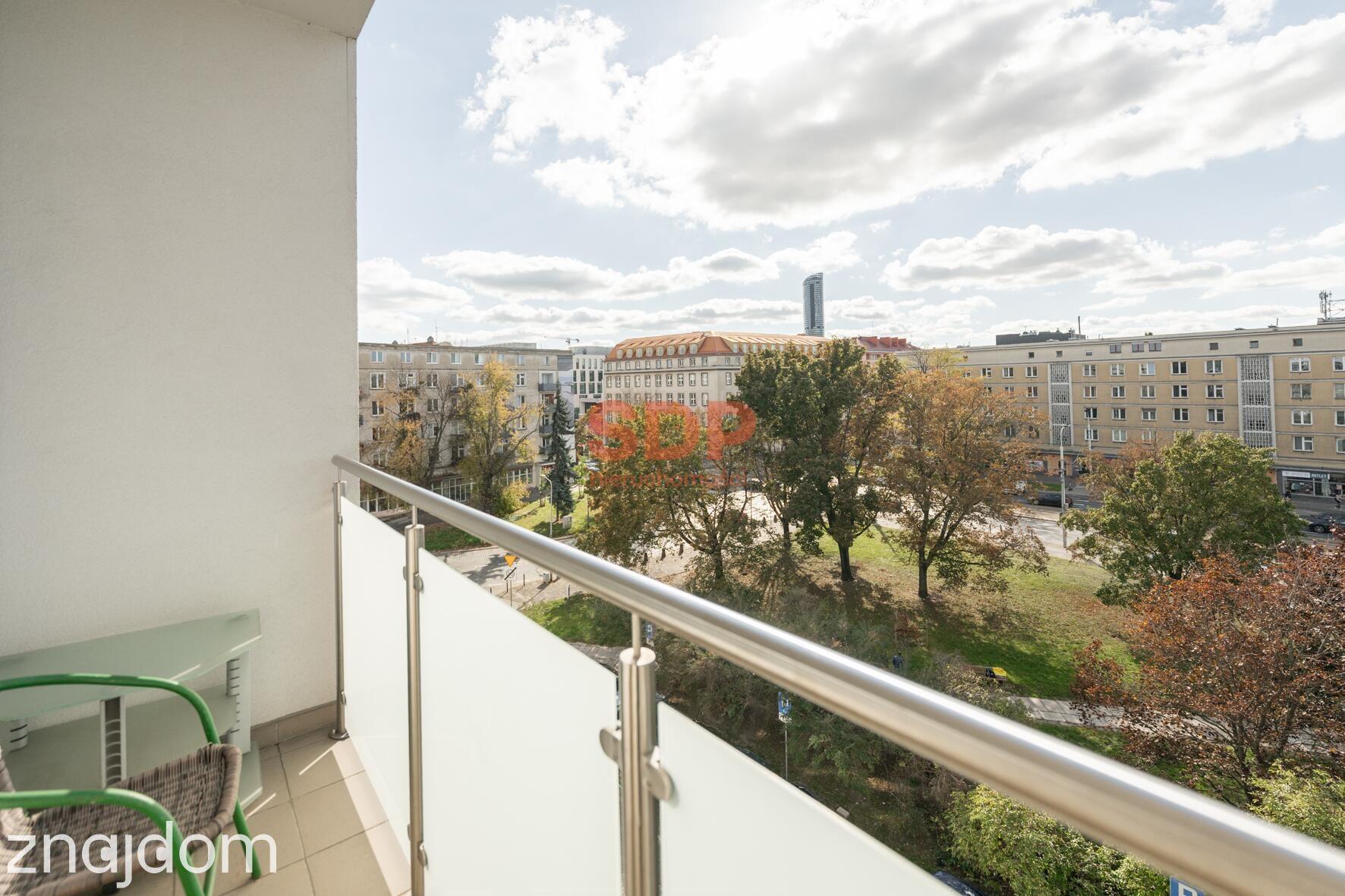 2 pokoje z osobą kuchnią i balkonem w centrum
